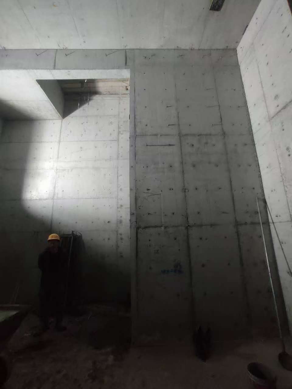 阜城墙上开槽钢筋断了有影响吗
